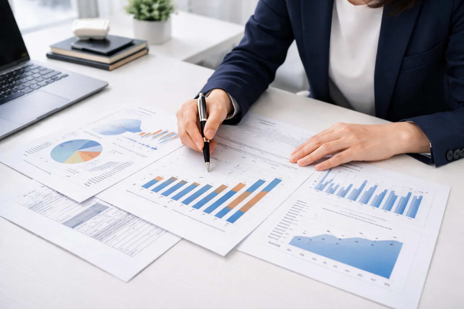 企業買収の価格算定バリュエーションを専門家が解説するシーン