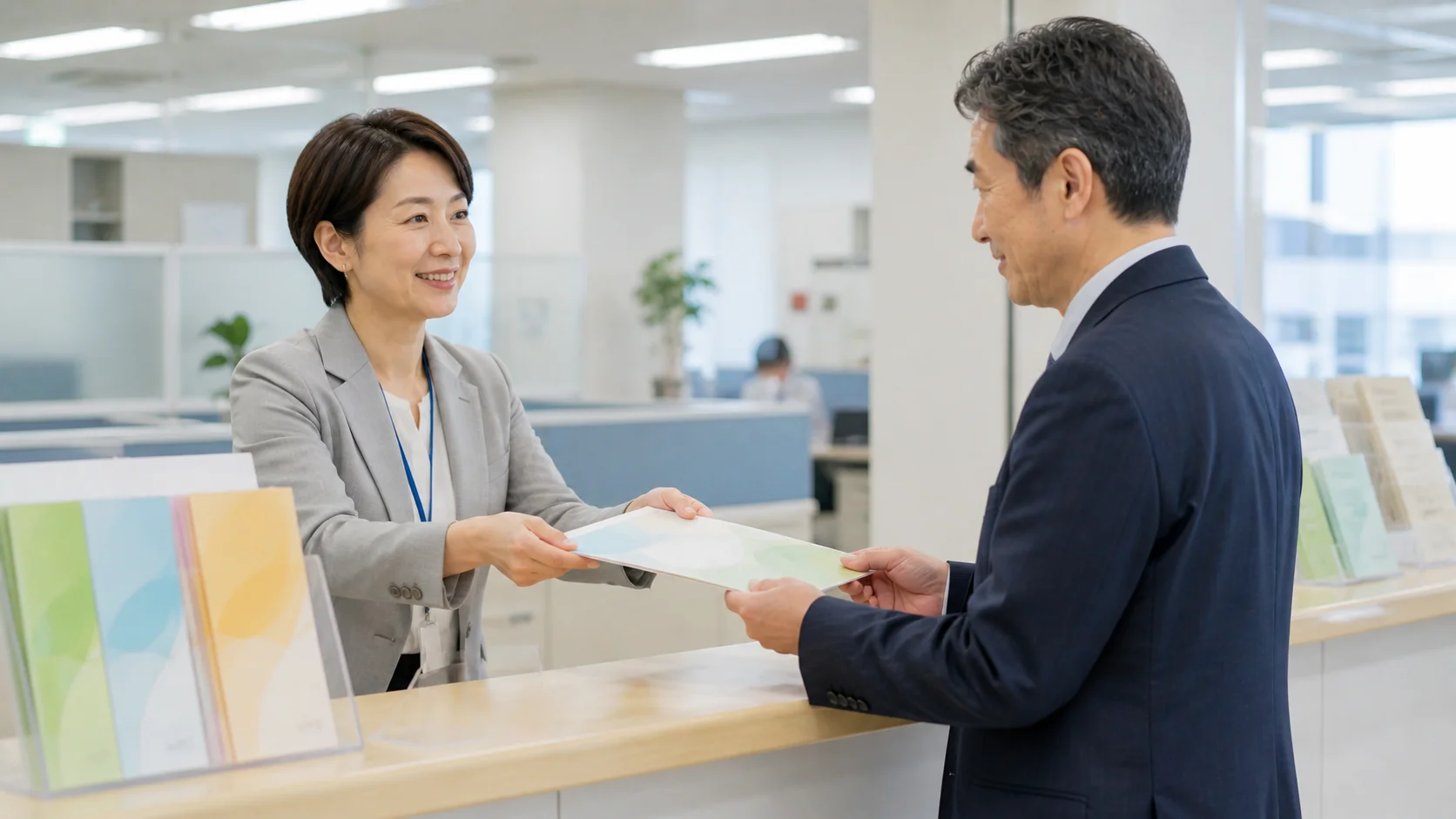 事業承継の公的支援制度や補助金について確認する経営者