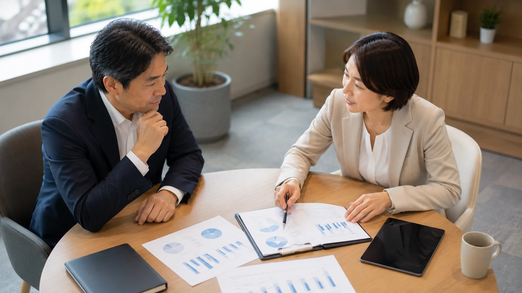 M&Aのリスク対策を前向きに話し合う日本人経営者と専門家