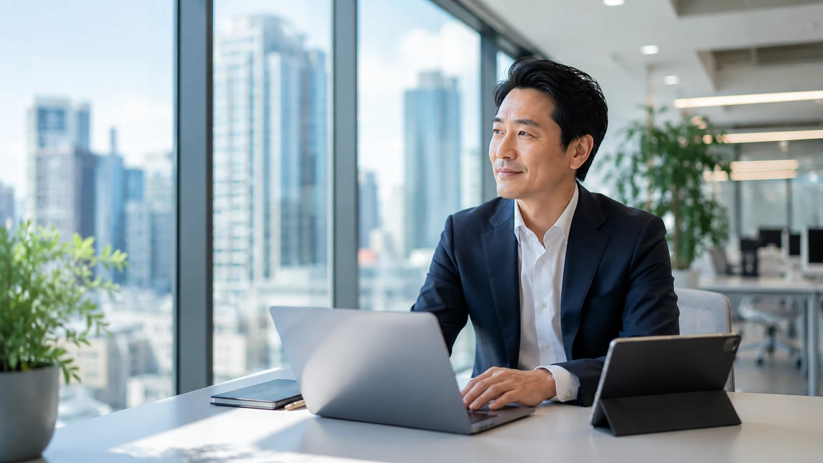 IT業界のM&A・事業承継を前向きに検討する日本人経営者とモダンなオフィスの風景