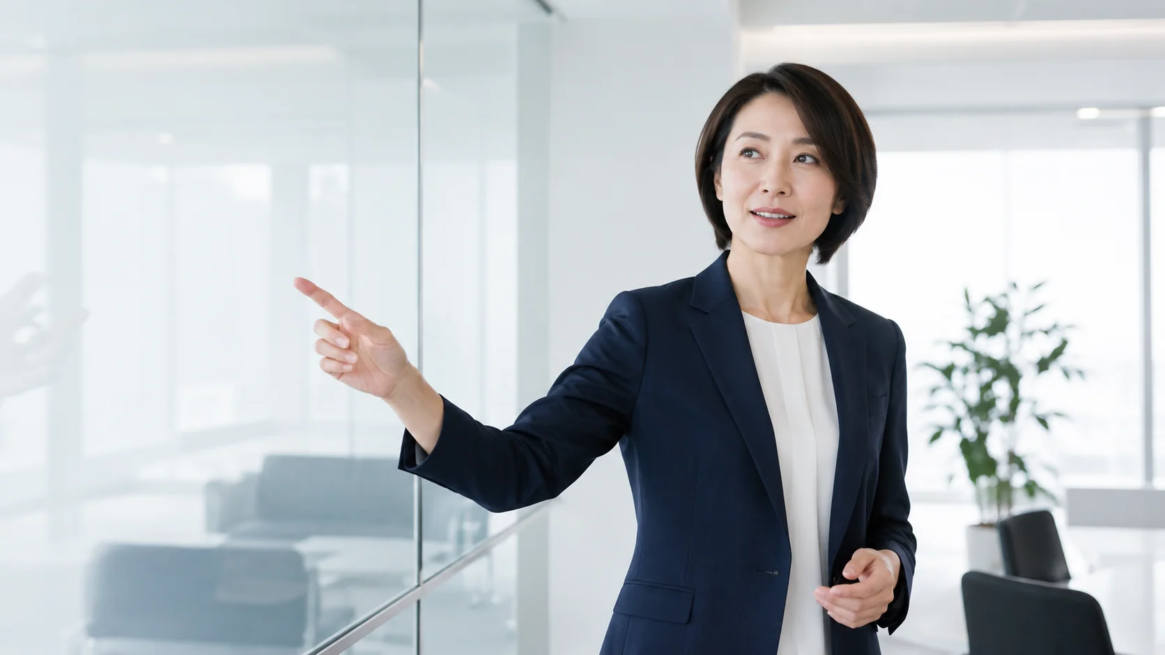 ガラスボードの前で説明する日本人女性アドバイザー。企業価値や株式価値の考え方を整理するイメージ