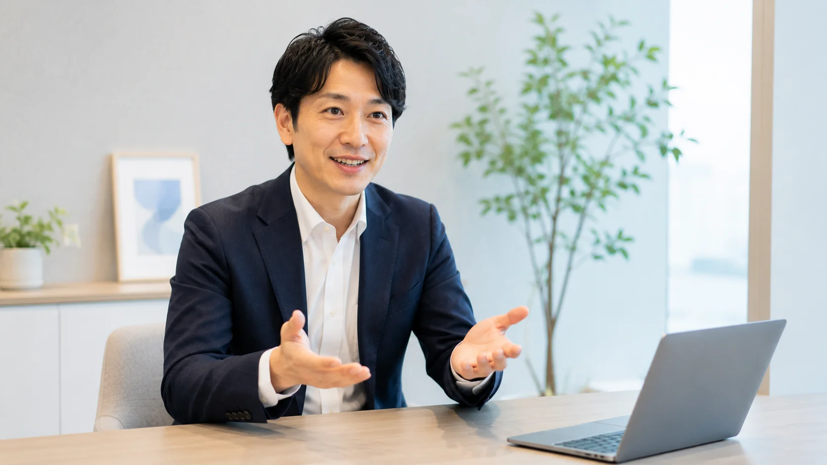 M&Aのよくある質問にこたえる日本人アドバイザーが手ぶりを交えて親しみやすく説明する様子