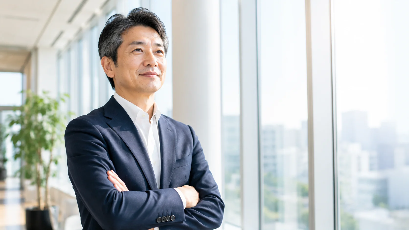 M&Aの流れを理解し前向きに意思決定へ進む日本人経営者が明るい窓辺で未来を見据える様子