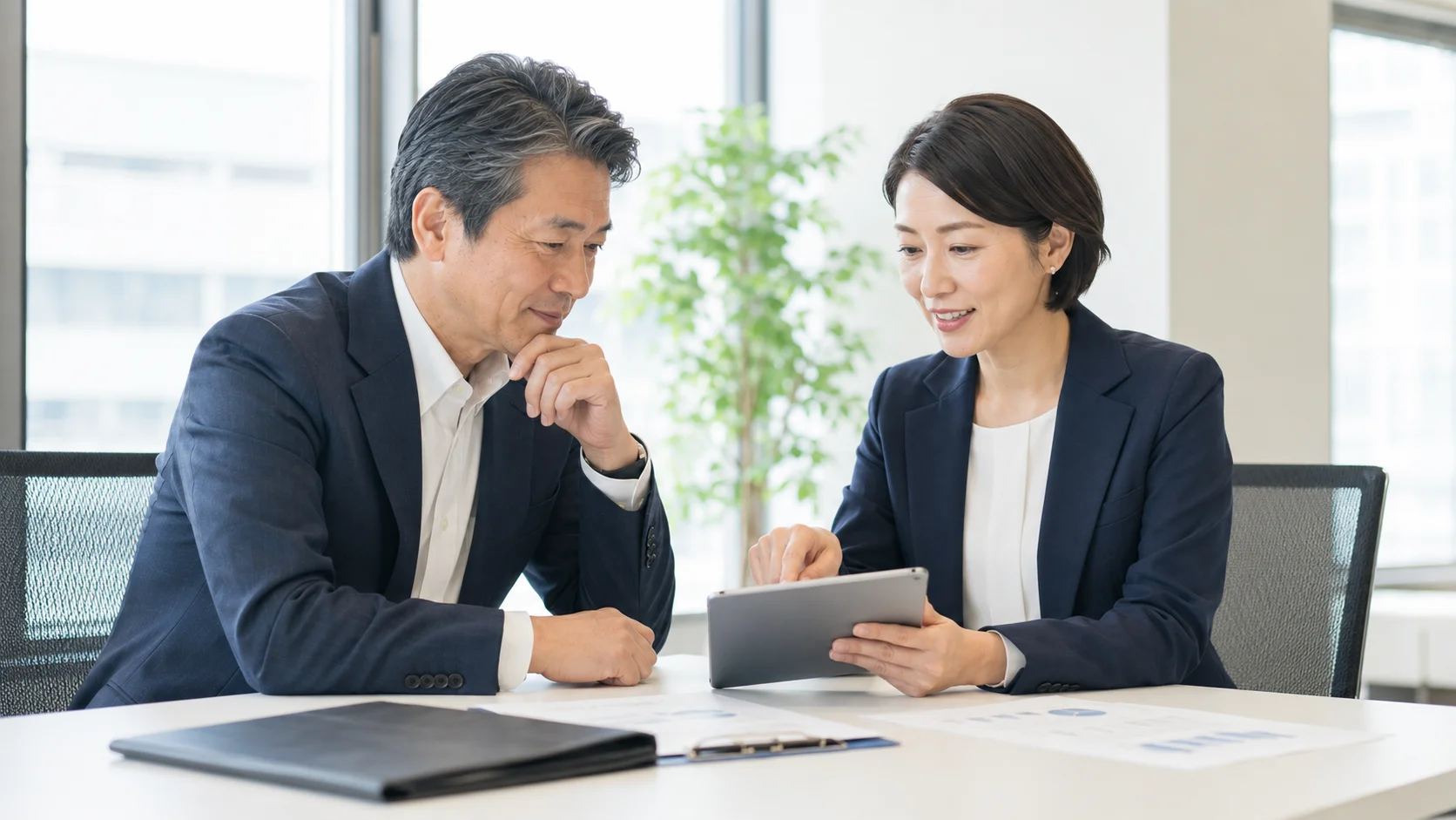 M&A表明保証保険の活用を検討する経営者と保険専門家