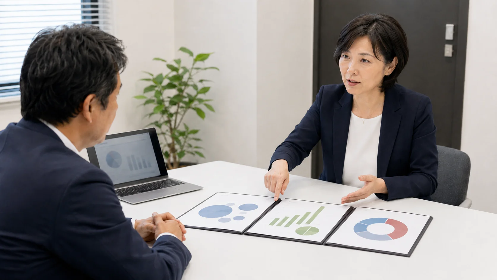 企業価値評価の3つの算定手法を検討する専門家と経営者