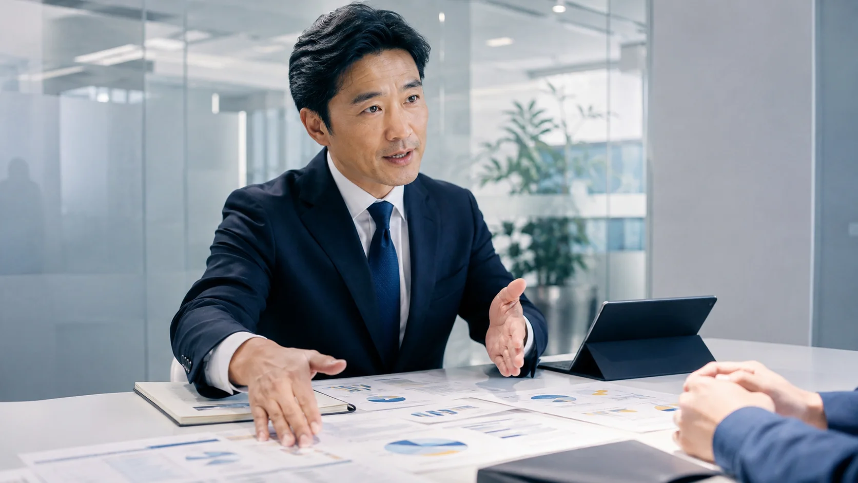 M&A仲介手数料の体系と法規制を説明する資料を確認する日本人専門家