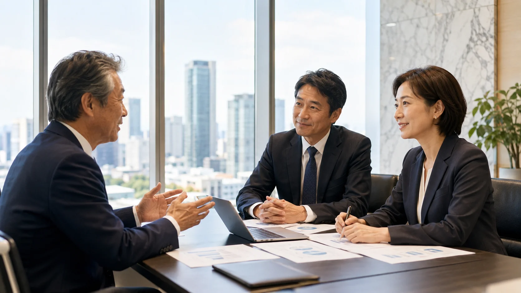 第三者の中立的な意見を聞きながら事業承継を検討する経営者
