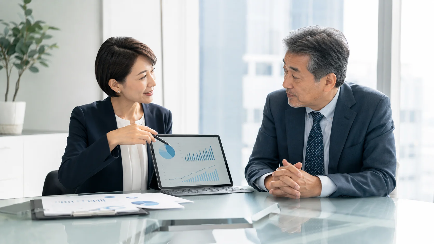 ホテルの企業価値評価資料を検討する日本人経営者と公認会計士