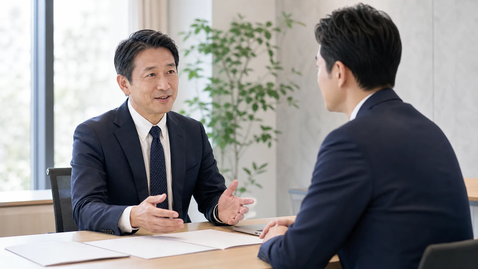 廃業かM&Aか迷う経営者が専門家に相談して方向性を整理するイメージ