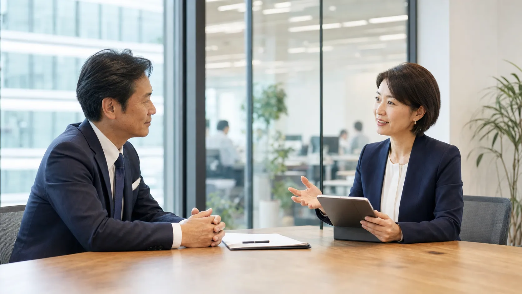 人材派遣会社の経営者が信頼できる専門家とM&Aについて前向きに相談している様子