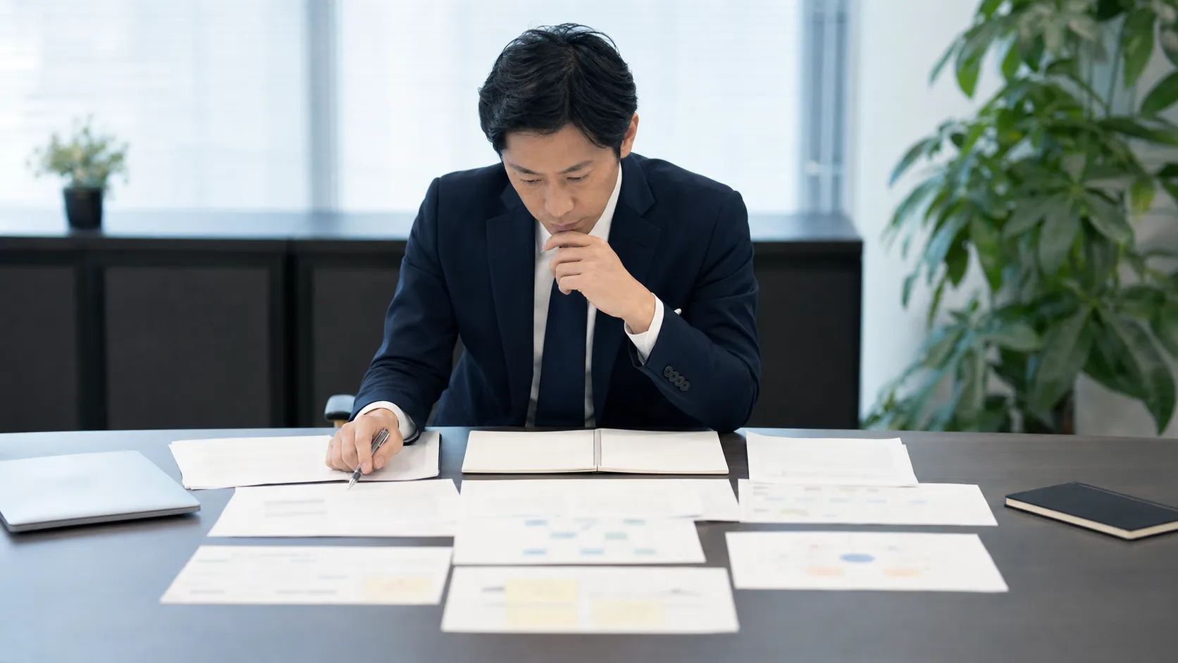 M&A情報が漏れる原因を分析するビジネスシーン