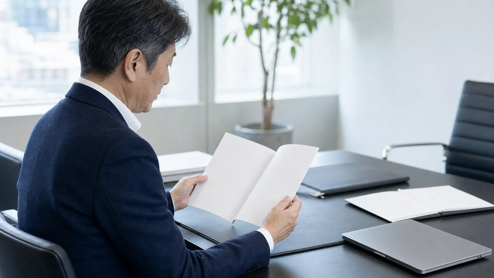 中小M&Aガイドラインの内容を確認する経営者
