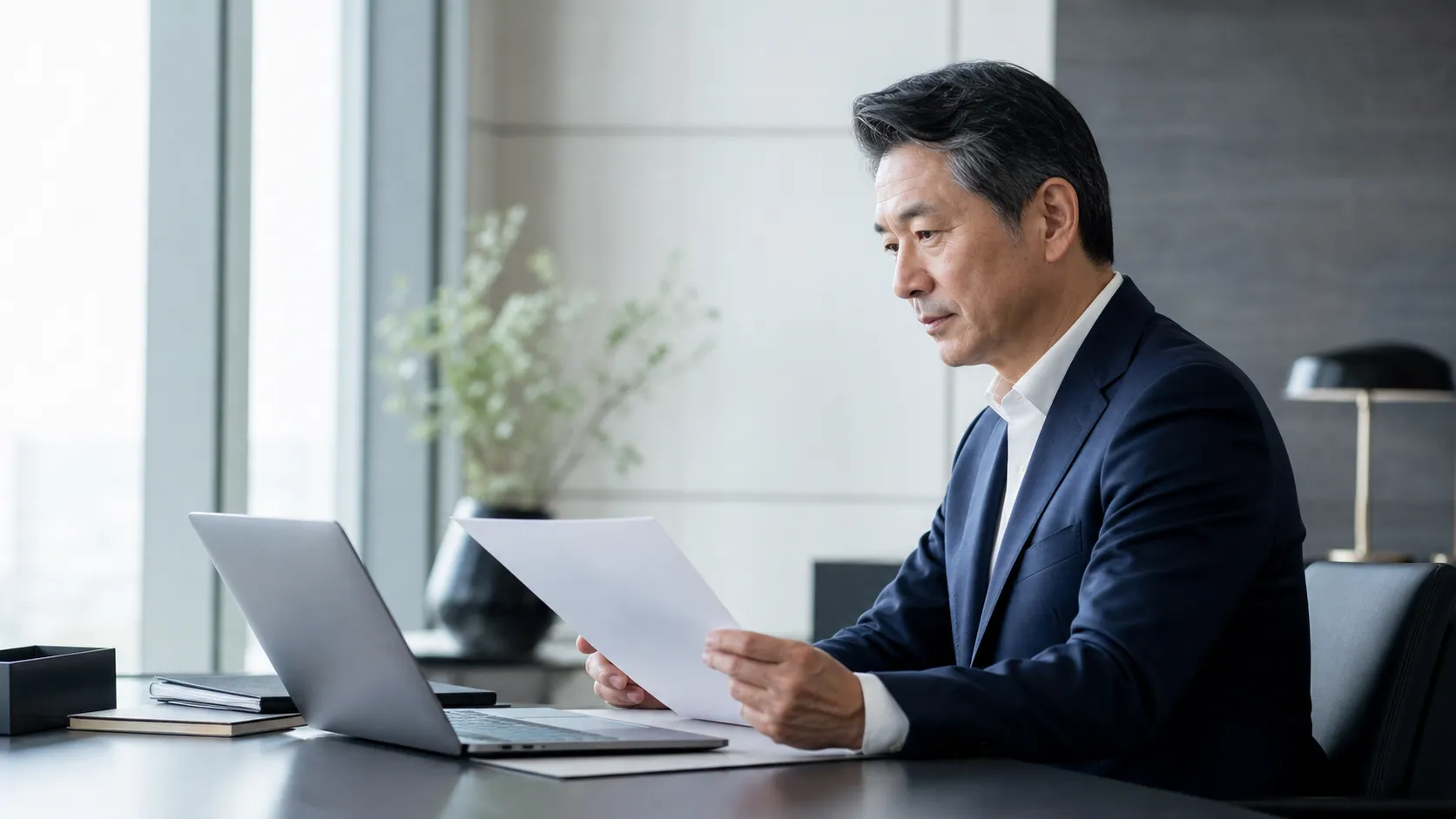 ガイドライン第3版の改訂内容をノートPCで確認する経営者