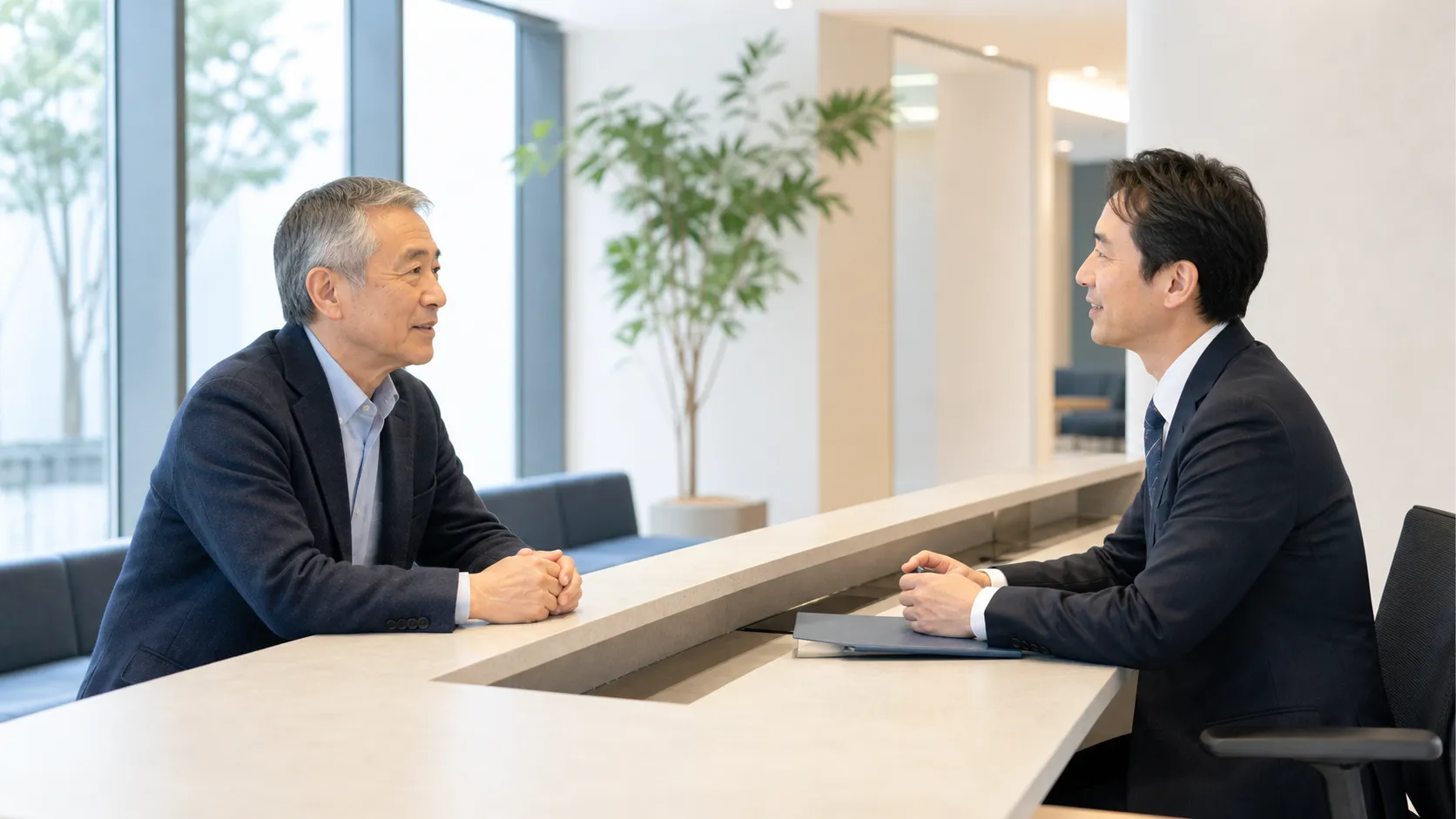 事業承継・引継ぎ支援センターへの相談を検討する中小企業経営者のイメージ
