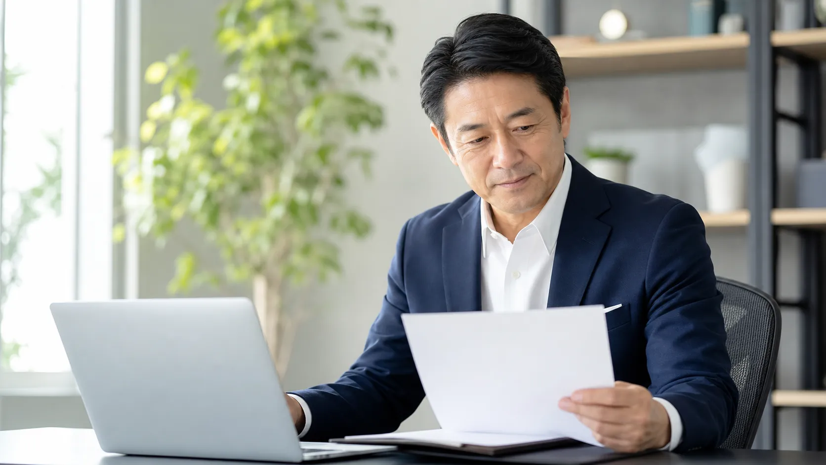 M&Aの基礎知識を資料で確認する経営者