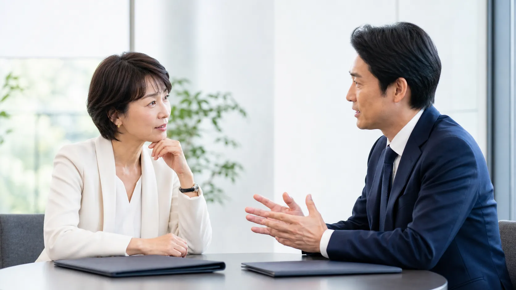 独占交渉権が求められる理由を仲介担当者と確認する経営者のイメージ