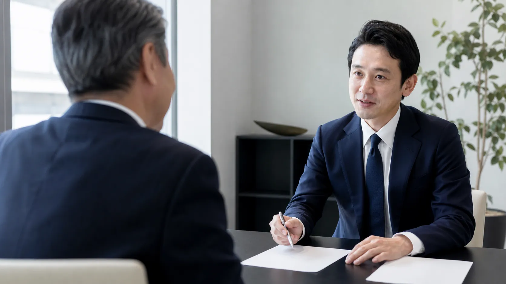 独占交渉権をめぐるトラブルの回避策を専門家と検討する経営者のイメージ