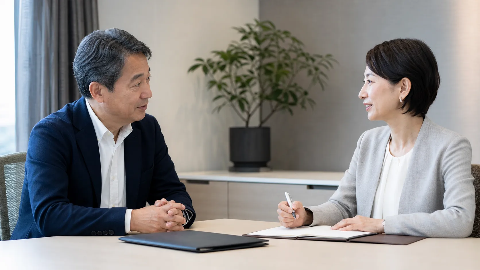 事業承継の相談窓口の担当者と安心して対話する経営者